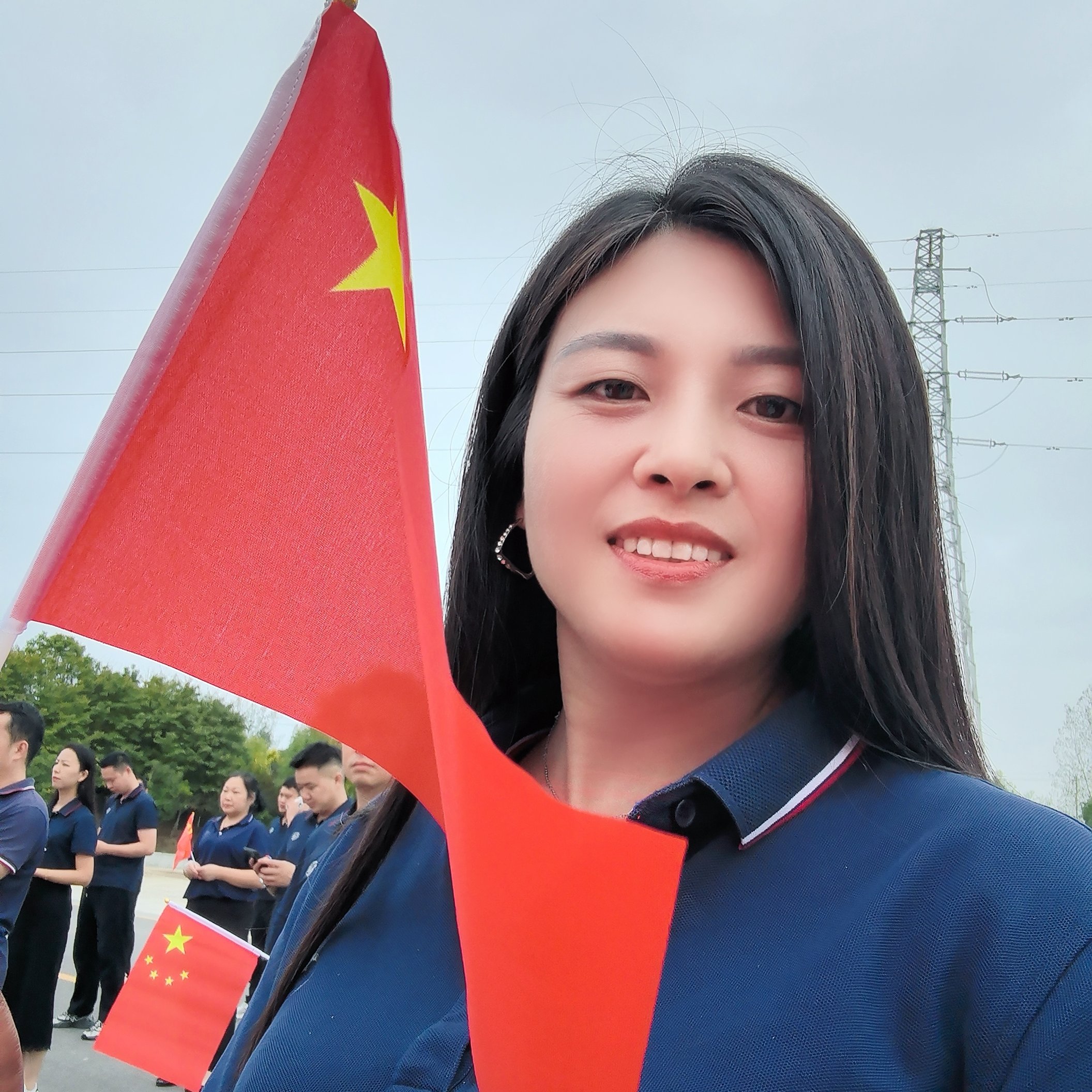 4.2米东风星云高端蓝牌冷藏车</br>产品优势：</br>大品牌，大马力，性价比最高的蓝牌大动力冷藏车。</br>高强度轻量化设计，整车不超重，全国上户无忧</br>匹配六档变速箱，动力更强劲，适应多场景路况运输。</br>油箱尿素罐一体化设计，改装空间更大，更便于改装。</br>加宽轮距，高承载直通大梁，运输更高效，行车更安全。</br>底盘型号：EQ1041S5CDF</br>整车型号：EQ5041XLC5CDFAC</br>厢体尺寸：4090x2100x2100</br>底盘配置：东风星云豪华单排驾驶室1900mm宽车身，轿车化内饰，全柴152马力发动机，六档变速箱，5吨后桥，7.00R16轮胎、高强钢轮辋、120L/16L一体化油箱带尿素罐、140A大容量电瓶，多功能方向盘、原厂空调、中控门锁、电动门窗、遥控钥匙，蓝牙、MP3、带PTO，定速巡航、倒车雷达