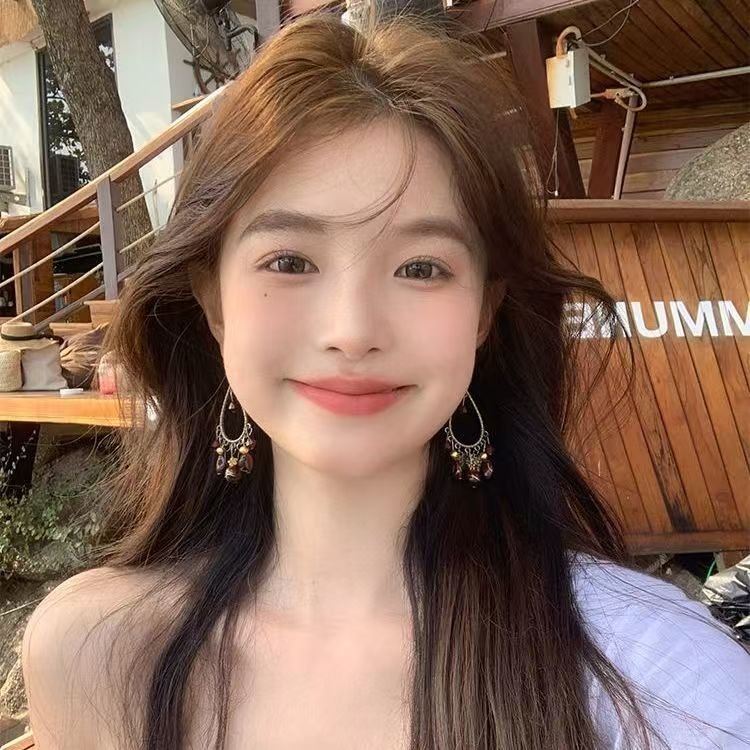 ​大通V80短轴救险车</br>​整车型号：EHY5040XXHS6QT</br>​                   EHY5042XXHS6QT</br>整车尺寸（mm）：4950*1998*2540</br>轴距（mm）:3100</br>2.0T柴油发动机，93KW/108KW柴油发动机 ​手动挡/自动挡可选，前置前驱，多功能方向盘，遥控钥匙，电动玻璃，定速巡航，四轮盘式制动。载客人数3~6人;车顶长排黄色警灯，逆变器，电源插座，供氧设备，设备柜，折叠担架等。</br></br>​