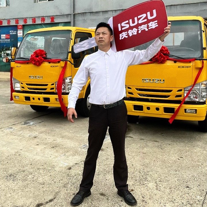      兄弟们，你见过能座9个人、货厢有2.5米长，市区随便跑，还没报废年限的车吗？更绝的是，持有C1驾照就能开！这“全能工程车”到底藏着多少惊喜？</br></br>        今天重点说的就是五十铃这款工程车，优势简直戳中干活人的痛点：功能无短板：说它是小客车，能载9人团队出行；说它是货车，2.5米长货箱装得下全套工具，拉人拉货不用换车。使用没限制：不用考特殊驾照，C1就能上手，市区不限行、还没有报废年限，不管日常作业还是紧急抢险，随时能出发。</br></br>     性能超靠谱：搭载五十铃2.5T柴油发动机，低扭强、还省油耐用，再加上承载式车身和扎实底盘，烂路、重载都能扛，出勤率有保障。空间够灵活：内部宽敞不说，布局还能调，坐9个人不挤，清空座位又能装大量设备，妥妥的“移动工作站”。</br>像电力、通信的抢险队，市政、油气管道的施工团队，就需要这种高频外出、靠谱能扛的车，它完全能接住需求。</br></br>     你觉得这种“能拉人、能装货、还没使用门槛”的工程车，算不算干活人的“神器”？尺寸181*6266*8585